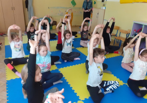 Uczniowie ćwiczą jogę.